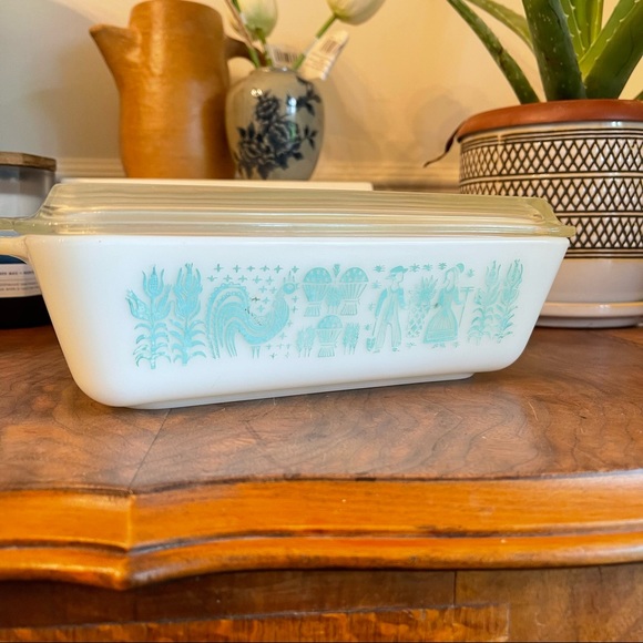 Turquoise on White Butterprint Pyrex 503, 1.5 quart Vintage casserole dish lid - Picture 4 of 5